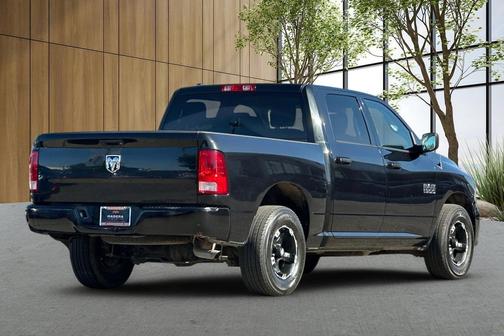 Brilliant Black Crystal Pearlcoat 2018 RAM 1500 Express