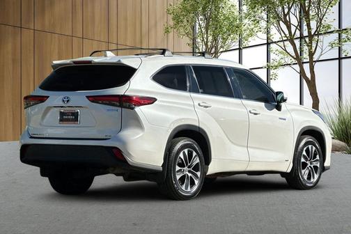 Blizzard Pearl 2020 Toyota Highlander Hybrid XLE