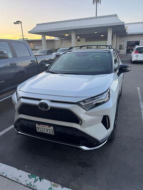 Wind Chill Pearl/Midnight Black Metallic 2025 Toyota RAV4 Hybrid SE