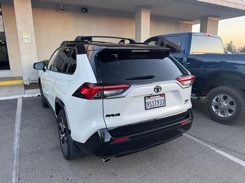 Wind Chill Pearl/Midnight Black Metallic 2025 Toyota RAV4 Hybrid SE