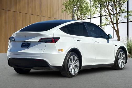 2022 Tesla Model Y Long Range Dual Motor All-Wheel Drive