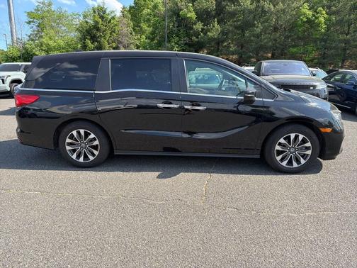 Crystal Black Pearl 2024 Honda Odyssey EX-L