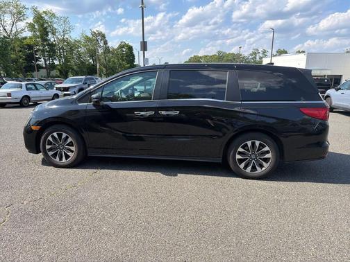 Crystal Black Pearl 2024 Honda Odyssey EX-L