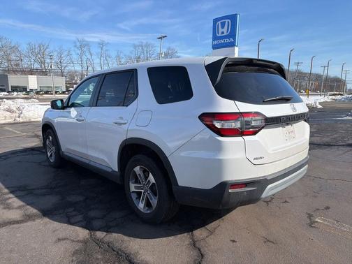 2023 Honda Pilot AWD EX-L 8 Passenger