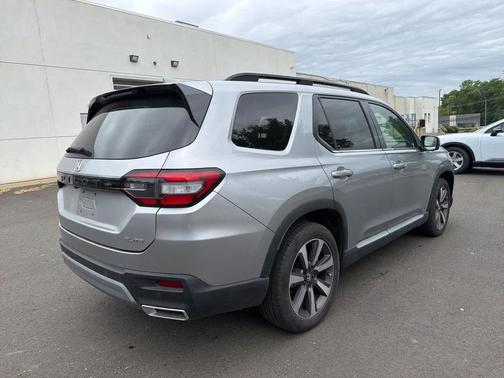 Lunar Silver Metallic 2023 Honda Pilot AWD Elite