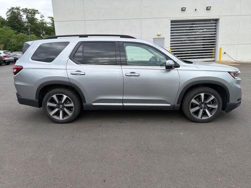 Lunar Silver Metallic 2023 Honda Pilot AWD Elite