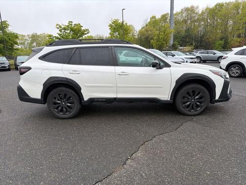 Crystal White Pearl 2023 Subaru Outback Onyx Edition