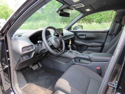 Crystal Black Pearl 2027 Honda HR-V Sport