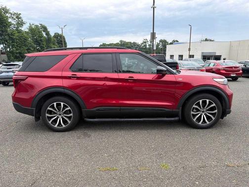 Rapid Red Metallic Tinted Clearcoat 2022 Ford Explorer ST-Line