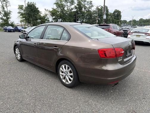 Beige 2014 Volkswagen Jetta Auto SE