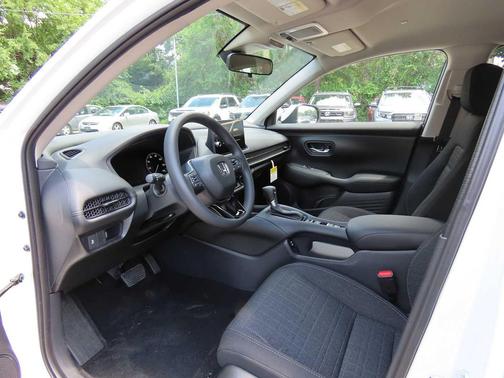 Platinum White Pearl 2027 Honda HR-V LX