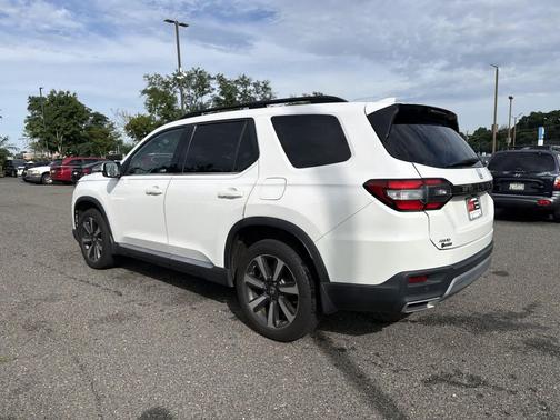 Platinum White Pearl 2024 Honda Pilot Touring 8-Passenger