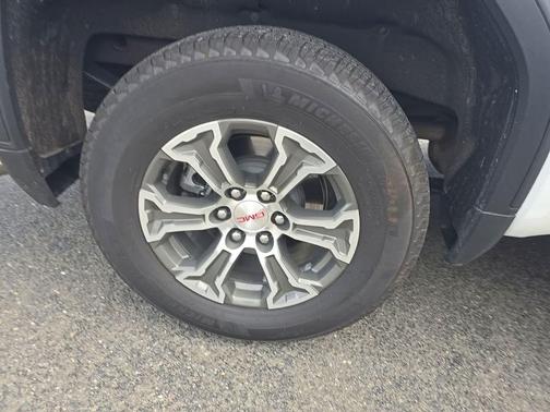 Summit White 2025 GMC Sierra 1500 SLT