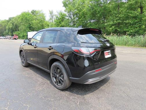 Crystal Black Pearl 2027 Honda HR-V Sport