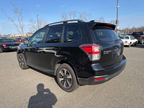 Crystal Black Silica 2017 Subaru Forester 2.5i Premium
