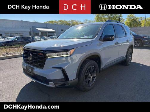 Sonic Gray Pearl 2023 Honda Pilot AWD TrailSport
