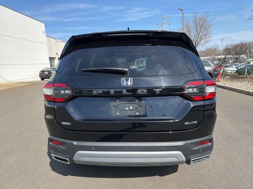 Crystal Black Pearl 2023 Honda Pilot AWD Elite