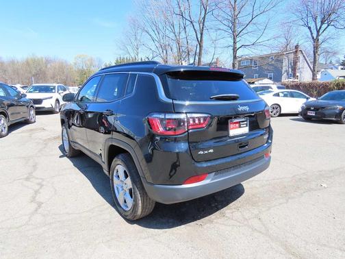 Diamond Black Crystal Pearlcoat 2022 Jeep Compass Latitude
