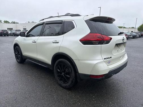Pearl White 2018 Nissan Rogue SV