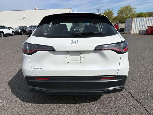 Platinum White Pearl 2024 Honda HR-V LX