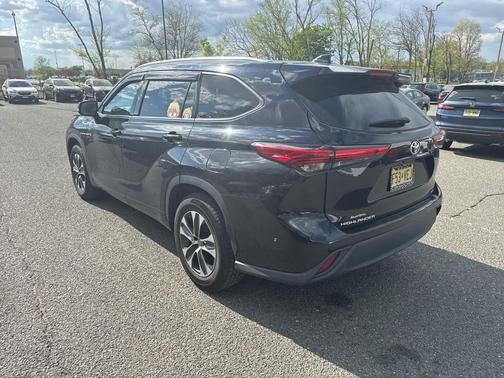 Midnight Black Metallic 2021 Toyota Highlander XLE