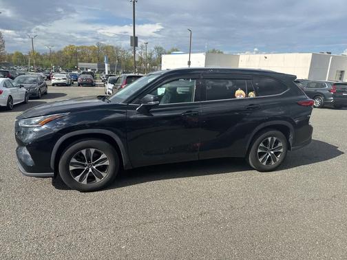 Midnight Black Metallic 2021 Toyota Highlander XLE