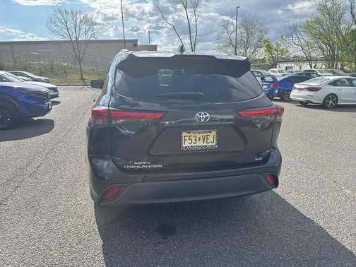 Midnight Black Metallic 2021 Toyota Highlander XLE