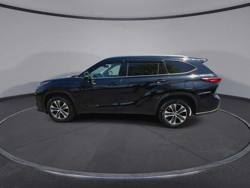 Midnight Black Metallic 2021 Toyota Highlander XLE