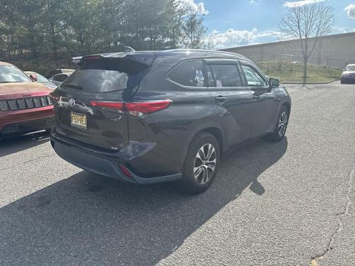 Midnight Black Metallic 2021 Toyota Highlander XLE