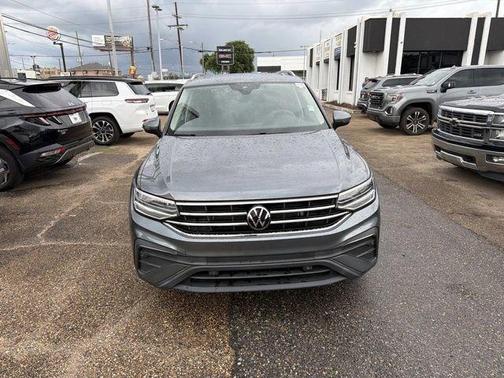 Platinum Gray Metallic 2024 Volkswagen Tiguan 2.0T SE