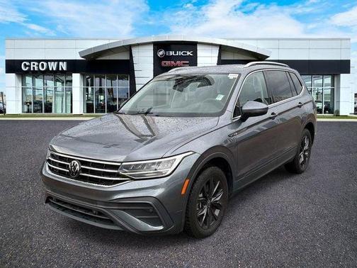 Platinum Gray Metallic 2024 Volkswagen Tiguan 2.0T SE