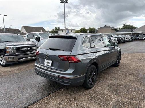 Platinum Gray Metallic 2024 Volkswagen Tiguan 2.0T SE