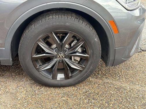 Platinum Gray Metallic 2024 Volkswagen Tiguan 2.0T SE