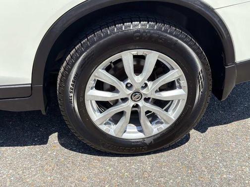White 2018 Nissan Rogue SV