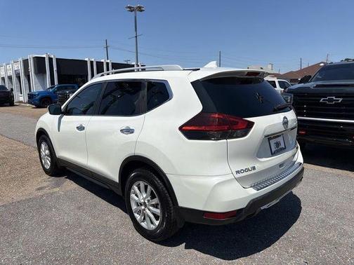 White 2018 Nissan Rogue SV