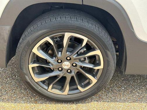 White Frost Tri-Coat 2023 GMC Terrain SLT