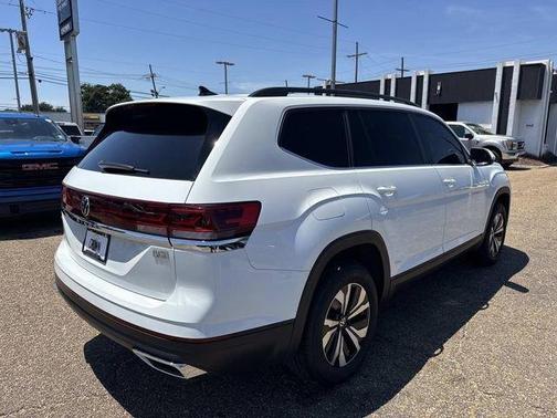 Pure White 2024 Volkswagen Atlas 2.0T SE