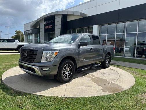 2023 Nissan Titan SV