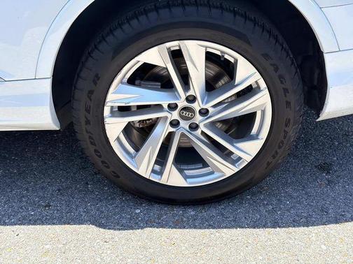Carrara White 2022 Audi Q7 55 Premium Plus