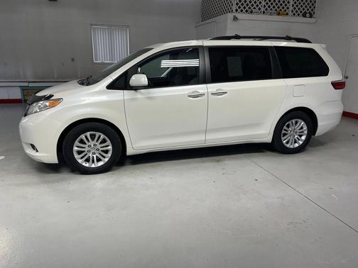 2017 Toyota Sienna XLE