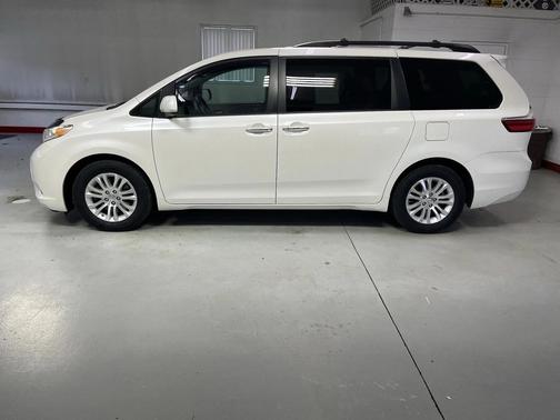 2017 Toyota Sienna XLE