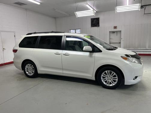 2017 Toyota Sienna XLE