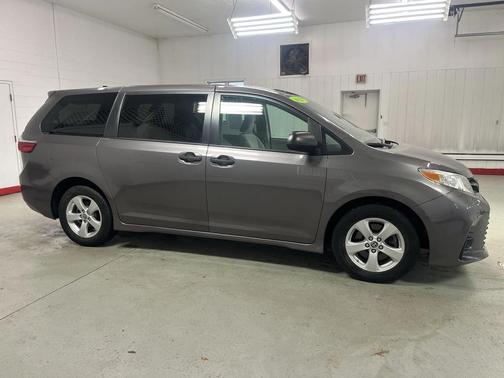 2020 Toyota Sienna SE