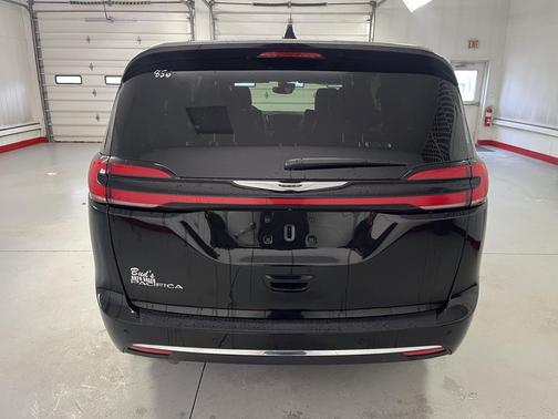 Diamond Black Crystal Pearlcoat 2025 Chrysler Pacifica L