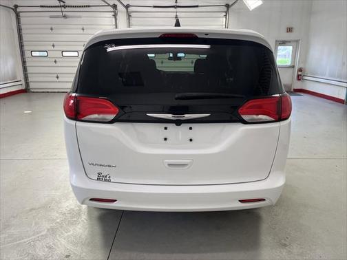 2022 Chrysler Voyager LX