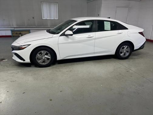 2024 Hyundai ELANTRA SE