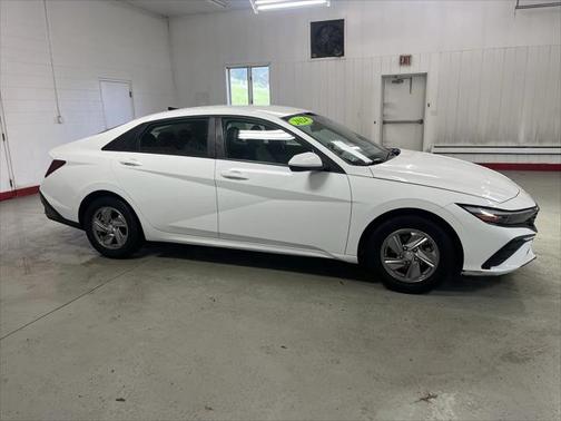 2024 Hyundai ELANTRA SE