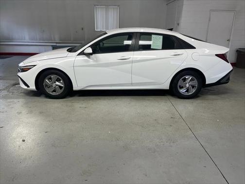2024 Hyundai ELANTRA SE