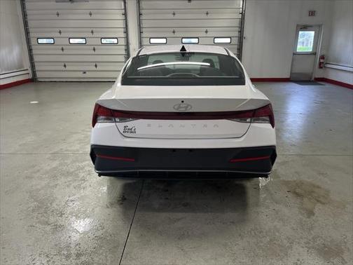2024 Hyundai ELANTRA SE