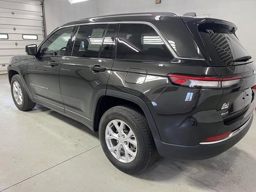 Rocky Mountain Pearlcoat 2023 Jeep Grand Cherokee Limited